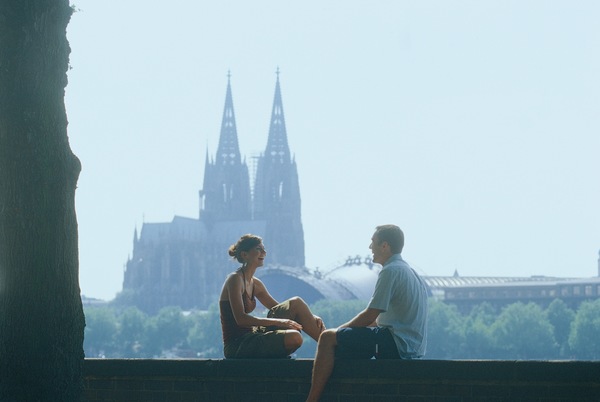 DECGN - Cologne - Young Couple Beside the Rhine, view of the Cathedral - Credits GNTB Dirk Topel Kommunikation GmbH.jpg